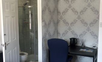 Ashmina Holiday Let with Free Onsite Parking for Small Vans and Cars Only
