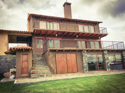 Large Cabin for 12 Guests with 3 Fireplaces, 4 Bedrooms, 6 Bathrooms, and 2 Kitc