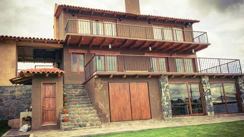 Large Cabin for 12 Guests with 3 Fireplaces, 4 Bedrooms, 6 Bathrooms, and 2 Kitc