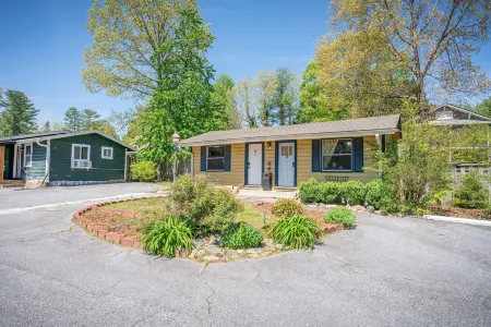 CedarWood Inn Отели в г. Краб Крик