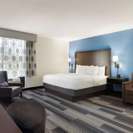 La Quinta Inn & Suites by Wyndham Springfield Airport Plaza Отели в г. Спрингфилд