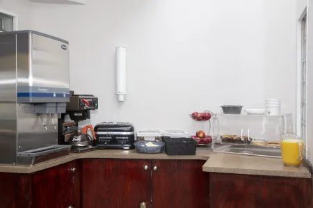 Happy Day Inn Отели рядом с достопримечательностью «Университет Саймона Фрезера»