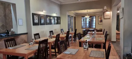 African Roots Guest House Отели рядом с достопримечательностью «Peter Mokaba Stadium»