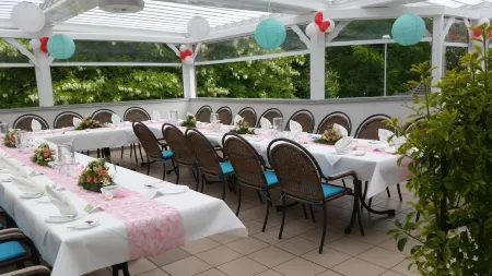 Hotel & Restaurant Park Cafe ISA Отели в г. Дахвиг