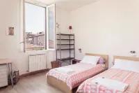 GuestHost - Skyline Central Apartment - parkir