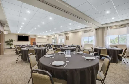 Days Inn & Suites by Wyndham Lindsay