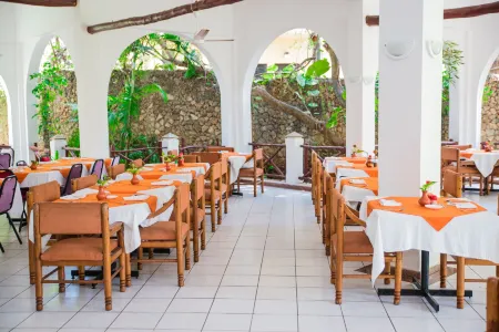 Plaza Beach Hotel Отели рядом с достопримечательностью «Nguuni Wildlife Sanctuary»