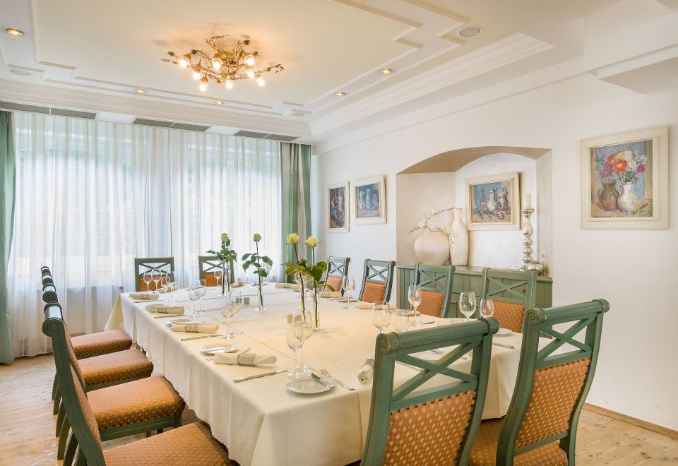 머큐어 호텔의 깔끔하고 모던한 객실 내부