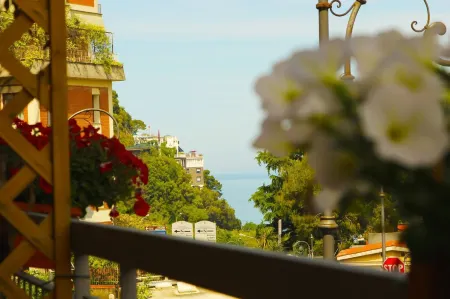 The Night Guest House Отели рядом с достопримечательностью «Собор Святых Филиппа и Иакова»