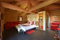 Les Chalets de Maramour Hôtels à : Meximieux