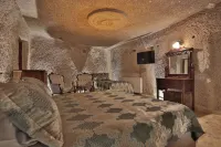 ShoeString Cave Hotel - piscina