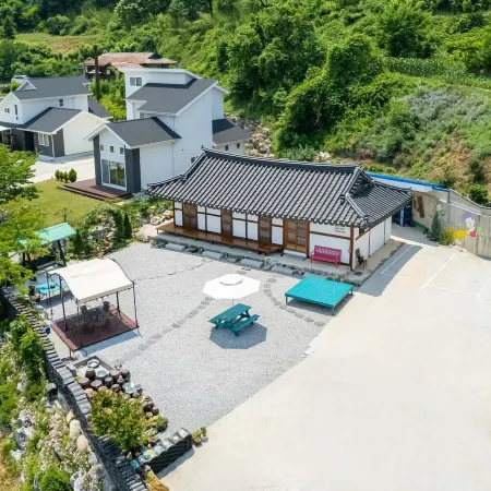 Gangneung Ggabinejip Hanok Pension Отели рядом с достопримечательностью «Музей Тэгваллён»