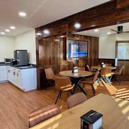 Americas Best Value Inn-Wall