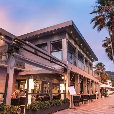 H.Boutique la Caleta灣 鄰近Loro Sexi Ornithological Park的酒店