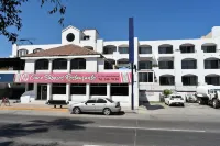 Costa Ensenada Hôtels à proximité de : First Street