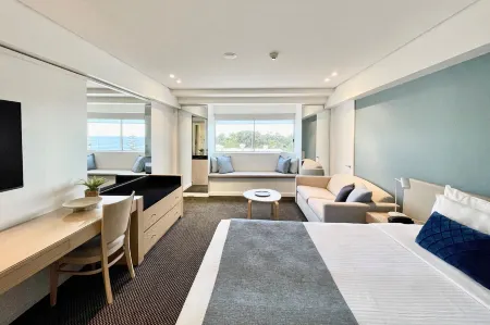 Coogee Sands Hotel & Apartments Отели рядом с достопримечательностью «Wylie's Baths»