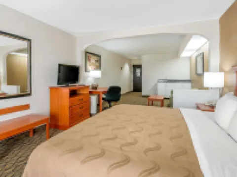 Quality Inn & Suites - Jefferson City Hotels in Cole County