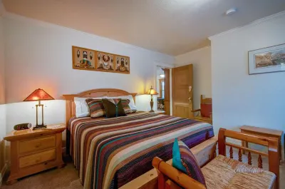 Bowen Motel Hotels near Bret Edge Photography Gallery