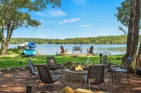 Lake Daze by AvantStay Lakefront w Modern Interior Enclosed Porch Hot Tub