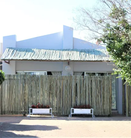 Indigo Moon Guesthouse Отели в г. Нгака-Модири-Молема