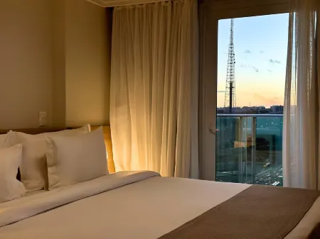 Manhattan Plaza Отели рядом с достопримечательностью «Three Powers Plaza»