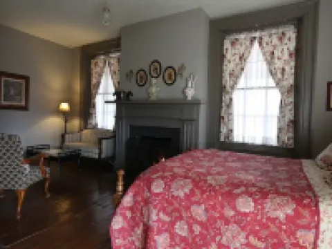 The Lafayette Inn & Restaurant Hotels in Greene County