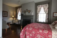 The Lafayette Inn & Restaurant Hotels in Greene County