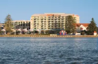 Oaks the Entrance Waterfront Suites Отели в г. Энтранс