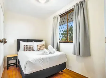 Lovely 2-Bedroom Rental with Parking Zodiak Stays Отели рядом с достопримечательностью «Колледж Маклинс»