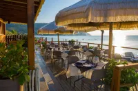 "saracena" Holiday Home with Private Beach and Swimming Pool
