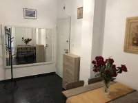 Charming 2 Bedroom Apartment in Kallithea, Greece فنادق في كاليثيا