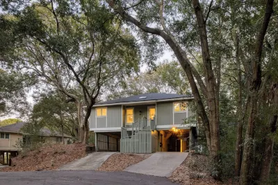 Conch Cottage by AvantStay Walk to Beach Deck Fireplace Outdoor Dining Hotels near Isle of Palms Beach