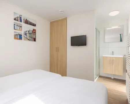 Modern Lodge with Two Bathrooms, Near the Beach Hotels in Callantsoog