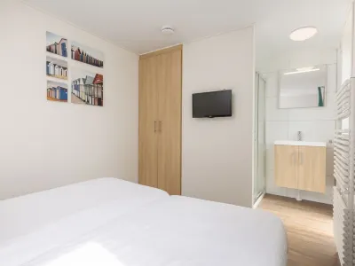 Modern Lodge with Two Bathrooms, Near the Beach Hotel dekat Grand Cafe De Foyer