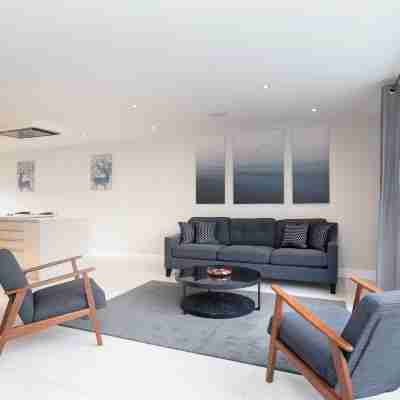 Fabulous Central Windsor Town House with Parking Rooms