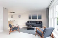Fabulous Central Windsor Town House with Parking Hotels in Old Windsor
