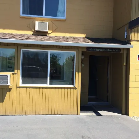 Townhouse Inn & Suites