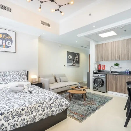Heaven Crest Holiday Homes Downtown - Studio, 1, & 3 Bedroom Suites 2 minute Отели рядом с достопримечательностью «Базар Аль-Бахар»