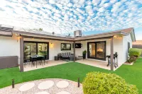 에이스 익스피리언스, 2개의 마스터룸, 온수 수영장, 온수 욕조