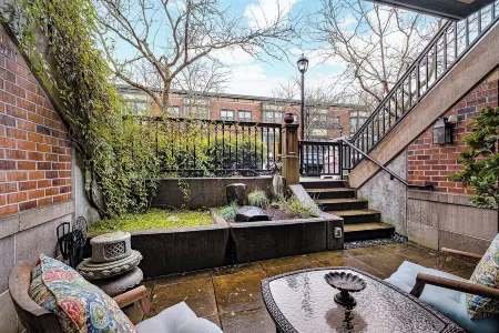 The Orenco Station Hotel Отели в г. Форест Гров