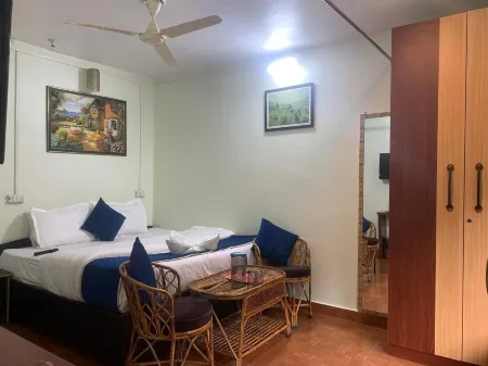 Bhawani Guest House Отели рядом с достопримечательностью «Shree Kainchi Hanuman Mandir»