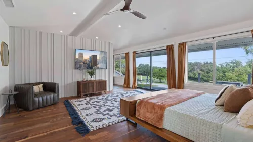 Upstay Modern Home Near Golf Course and Downtown - Bungalows