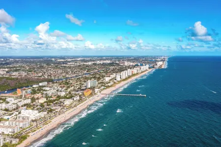 Emerald Seas Deerfield Beach Club Отели рядом с достопримечательностью «Парк Дирфилд Айленд»