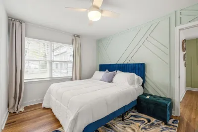 4 BR Atl Bungalow 10 Mins from Airport Hôtels à proximité de : Porsche Experience Center Atlanta