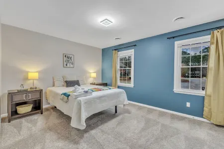 SLEEPS 9! Close to lovely downtown Cary/Raleigh/RDU. Pets welcome!