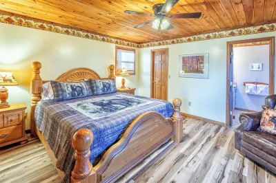 Majestic Cabin Getaway • Epic Views, Hot Tub & Game Room • Family-Friendly Hotels near Foxfire Mountain Swinging Bridge