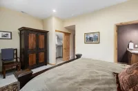 Timberline Condo at Moose Hollow, end unit w/ full windows, steps from hot tub Hotels in Eden