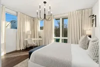 Luxury End Unit Townhome with Views of Space Needle and Lake Union w/Parking! Hotels in Eastlake