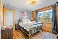 The Painted Peak - Fast WiFi, Dog-Friendly, Firepit, Mountain Getaway!