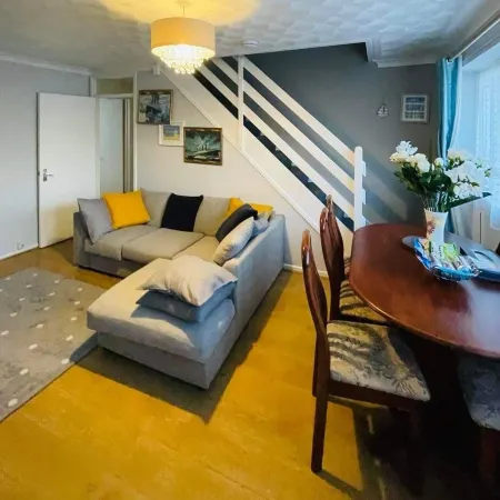 Villa - Sleeps 6 - Pets Ok - Pool - Parking